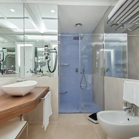 Sleeps 8 With Pool Air Con And Wifi